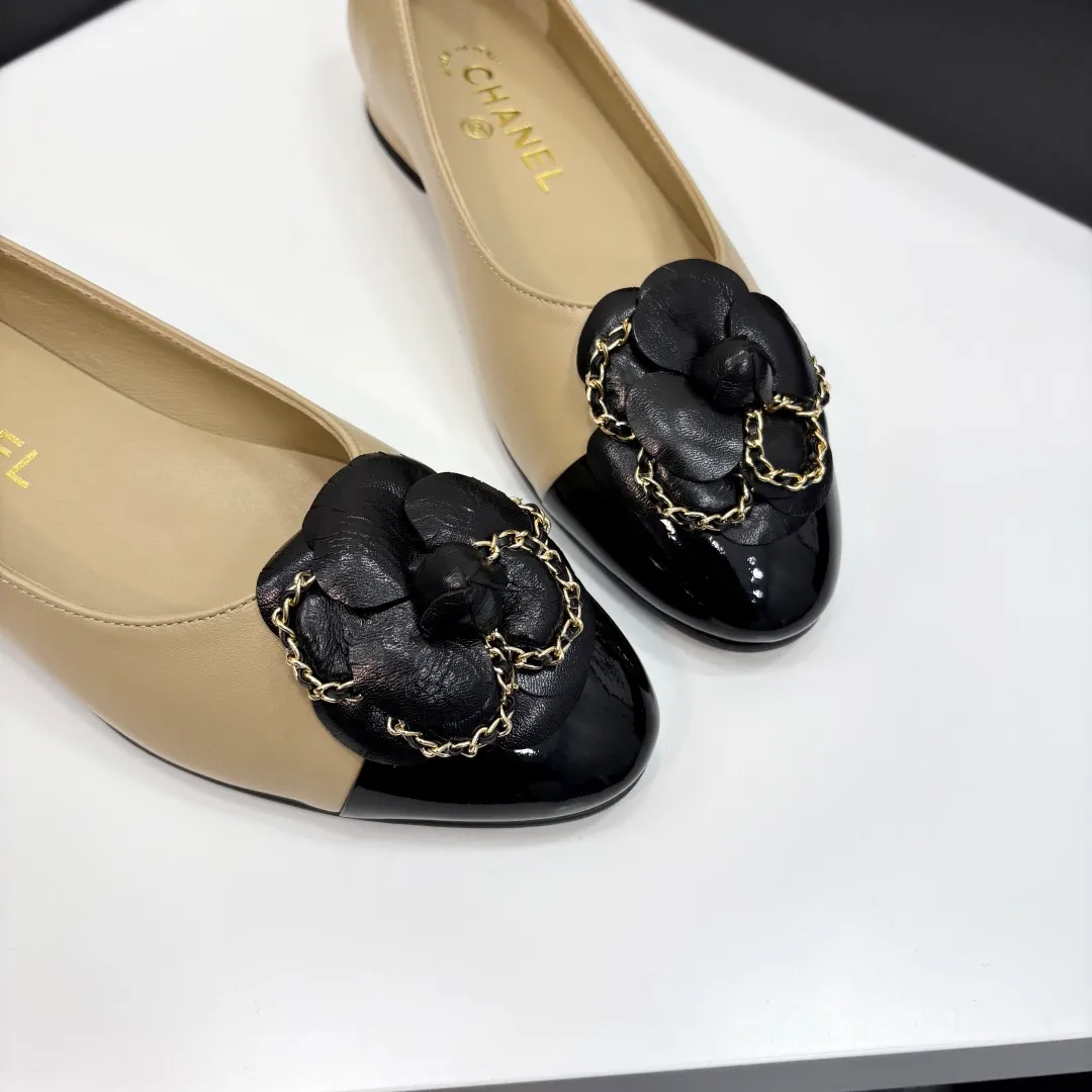 👟👟Ex-factory price 580👟👟 CHANEL｜Chanel Chanel 25C early spring new product Camellia series flat shoes This season’s Camellia series is really beautiful😍 Grandma Xiang’s family has always been elegant and ladylike, full of high-end sense! It’s very nice on the feet~ Whether worn barefoot or paired with skirts or trousers, it’s very versatile! Incomparably beautiful! Extraordinarily fairy 🧚 Overwhelmingly girly‼ ️ The upper is made of imported lambskin, the lining is made of mixed sheepskin, and the Italian A-grade leather outsole Size: 35-39 (40/41 customized)